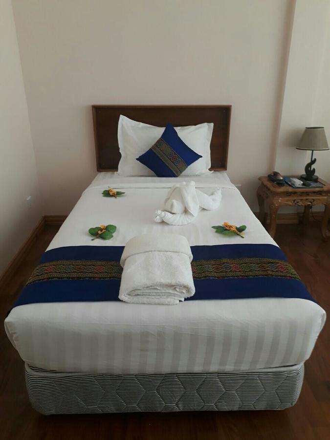 Famous Hotel Loikaw Buitenkant foto