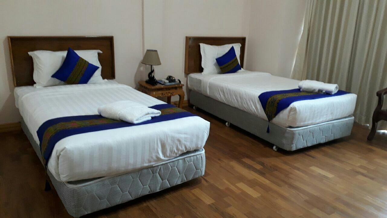 Famous Hotel Loikaw Buitenkant foto
