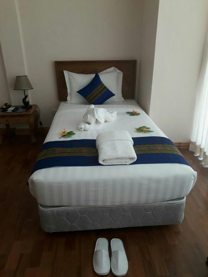 Famous Hotel Loikaw Buitenkant foto
