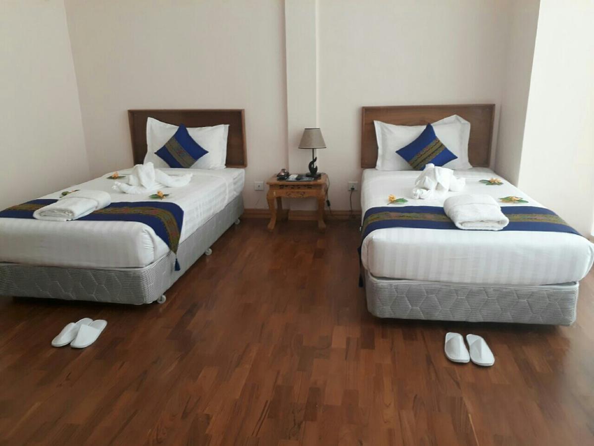Famous Hotel Loikaw Buitenkant foto